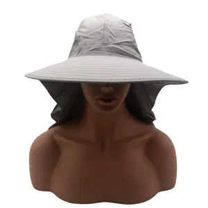 Détail du chapeau de soleil gris clair à large bord avec protection de nuque longue