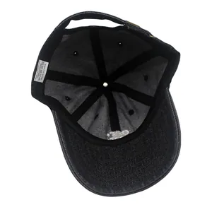 Vue détaillée de l'étiquette de lavage en coton et des coutures sur la casquette noire
