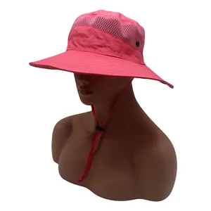Dettaglio cappello da pesca rosa con pannelli in mesh traspirante e cinturino regolabile
