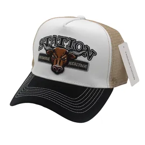 Retro Trucker Hat mit Bullenkopf-Stickerei, Mesh-Rücken und dreifarbigem Design