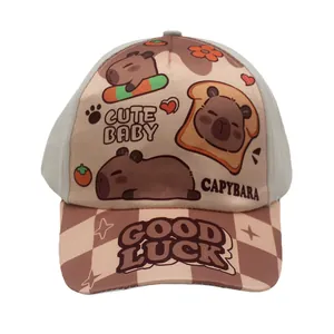 Detalle del lindo estampado de Capibara en una gorra infantil con visera de cuadros marrón