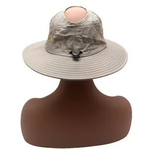 Détail du chapeau de soleil avec maille respirante et ouverture réglable pour queue de cheval