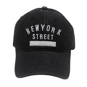 Détail de broderie NEWYORK STREET ATHLEISURE sur casquette en denim noir délavé