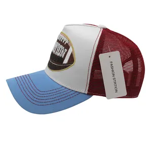Dettaglio cappello trucker vintage con visiera blu e ricamo a tema football americano