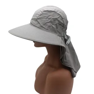 Détail du chapeau de soleil gris avec large bord, protège-nuque et cordon réglable