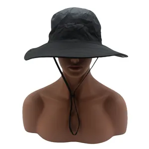 Dettaglio cappello da pesca nero a tesa larga con rete traspirante e sottogola