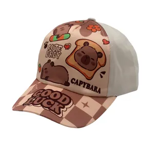Detalle del estampado de Capibara y visera a cuadros en gorra de béisbol infantil