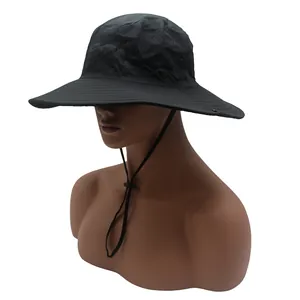 Dettaglio cappello da sole outdoor con rete traspirante e cinturino sottogola regolabile