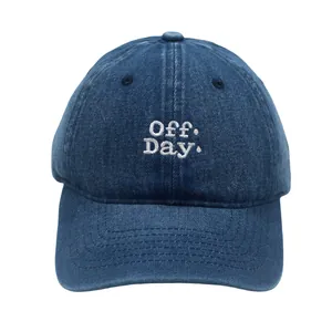 Détail de la broderie Off Day sur la casquette de baseball en denim délavé bleu à visière