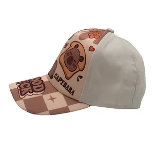 Detalle de gorra Capybara para niños con visera de cuadros y bordado de texto Good Luck