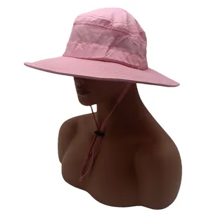Détail d'un chapeau soleil rose avec maille respirante et cordon de serrage réglable