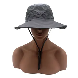 Dettaglio di cappello da sole grigio con rete traspirante e cordino regolabile