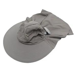 Détail du chapeau de soleil gris avec large bord, rabat de cou et boucle de serrage