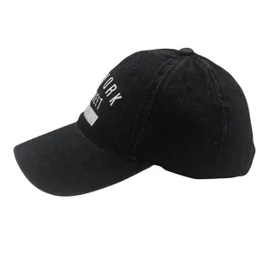 Vue latérale d'une casquette en denim noir délavé avec broderie New York Street