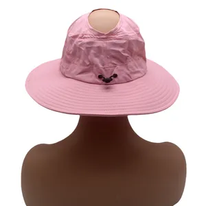 Détail du chapeau de soleil rose avec trou pour queue de cheval et maille respirante