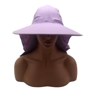 Détail du chapeau de soleil violet à large bord avec protection de la nuque complète