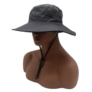 Dettaglio della rete traspirante e del laccetto regolabile sul cappello da sole grigio