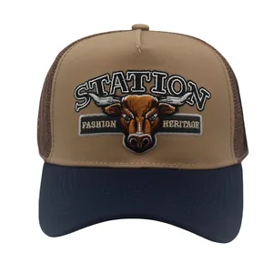 Nahaufnahme einer Trucker-Cap mit Stier-Stickerei und Mesh-Einsätzen im Retro-Stil