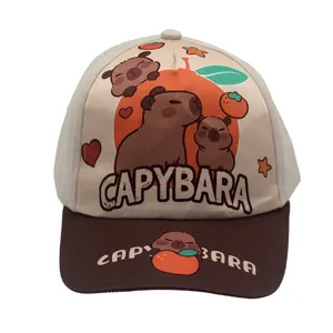 Detalle del estampado de Capibara y el texto en la corona de la gorra bicolor