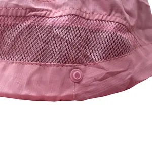 Détail de chapeau extérieur rose montrant le mesh respirant et la texture du tissu