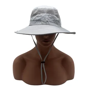 Dettaglio cappello parasole grigio con fascia in rete traspirante e cinturino regolabile