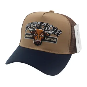 Detailaufnahme der Vintage Trucker Cap mit Bullenkopf-Stickerei und Mesh-Rückseite