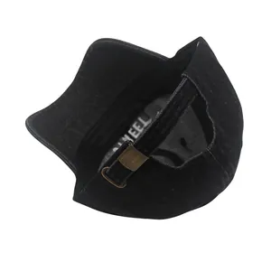 Détail d'une casquette en denim noir délavé avec boucle en bronze et sangle réglable