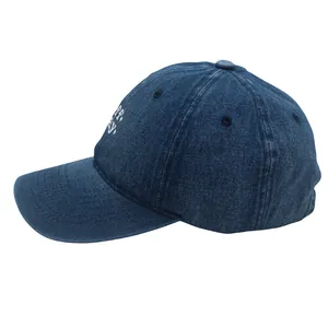 Détail de la broderie blanche BEST DAY sur casquette de baseball en jean bleu