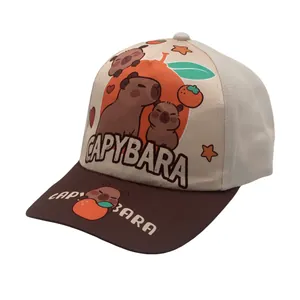 Detalle del estampado de carpincho en una gorra de béisbol bicolor beige y marrón