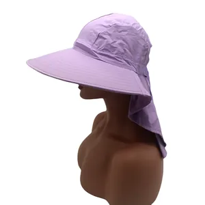 Détail du chapeau de soleil violet à large bord et protège-nuque anti-UV extérieur