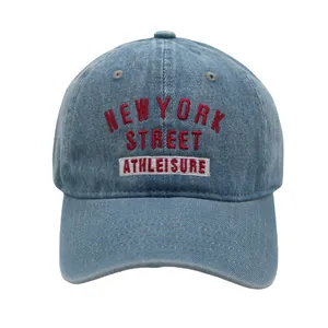 Détail de la broderie New York Street sur casquette de baseball en jean délavé bleu sur blanc