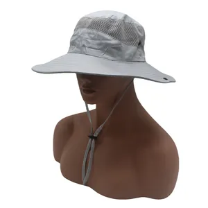 Dettaglio cappello da sole grigio chiaro con rete traspirante e cinturino regolabile
