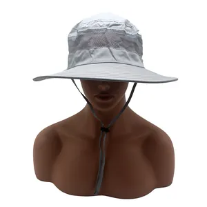 Détail macro du tissu mesh respirant et du cordon réglable sur le chapeau gris
