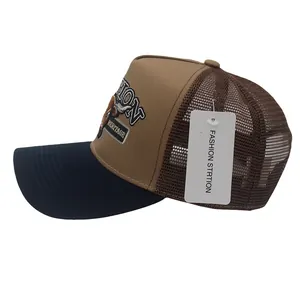 Nahaufnahme der Vintage Trucker Cap mit Stier-Stickerei und Mesh-Rückseite
