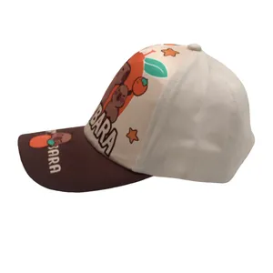 Detalle del estampado de Capybara en la gorra de béisbol bicolor beige y marrón