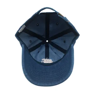 Détail interne de la casquette en jean bleu marine avec doublure coton et boucle métal