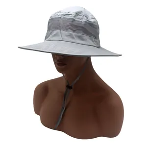 Détail d'un chapeau de soleil à large bord avec maille et cordon réglable