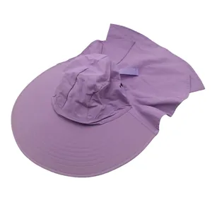 Détail du bord large et du protège-nuque intégré sur un chapeau de soleil violet