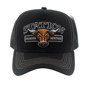 Detail der Vintage-Stier-Stickerei auf schwarzer Trucker Cap mit dekorativen Nähten