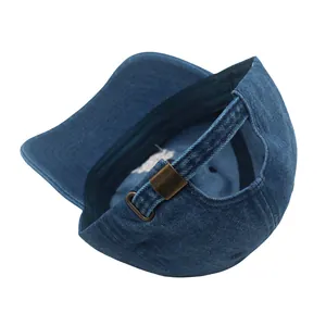 Détail de la casquette de baseball en jean avec boucle en bronze vintage ajustable
