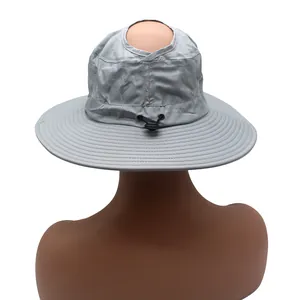 Vue détaillée de l'ouverture pour queue-de-cheval et du cordon de ce chapeau gris