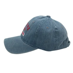 Détail de la broderie New York sur une casquette en jean bleu délavé avec visière