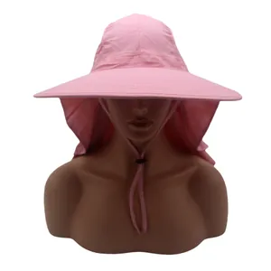 Chapeau de soleil rose à large bord avec protège-nuque et cordon réglable sur modèle