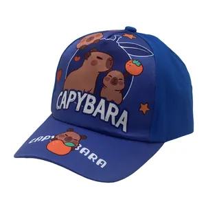 Detalle de lindos estampados de Capibara en la gorra de béisbol azul para niños