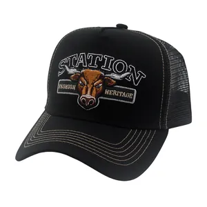 Detailansicht der Retro Trucker Cap mit Stierstickerei und atmungsaktivem Netzeinsatz