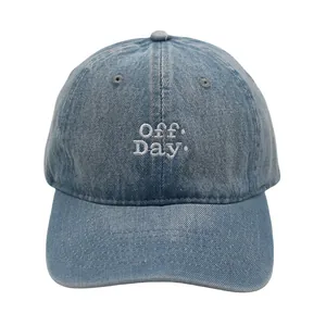 Vue détaillée de la broderie blanche off day sur une casquette de baseball en jean délavé