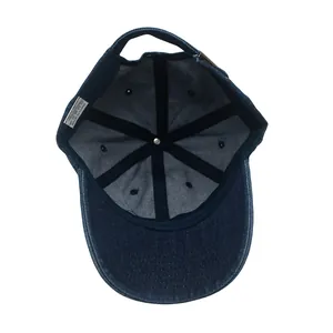 Detailansicht der Innenseite der verwaschenen Denim-Cap mit Baumwolletikett und Metallschnalle