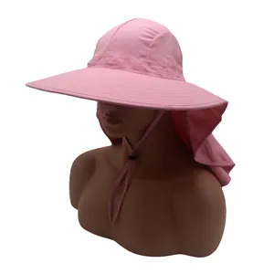 Vue détaillée du chapeau de soleil rose avec large bord, protège-nuque et cordon de serrage