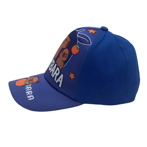 Detalle de gorra de béisbol azul marino para niños con estampado de dibujos Kapibara