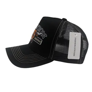 Detail der schwarzen Trucker-Cap mit gelben Nähten und Stierkopf-Stickerei-Design